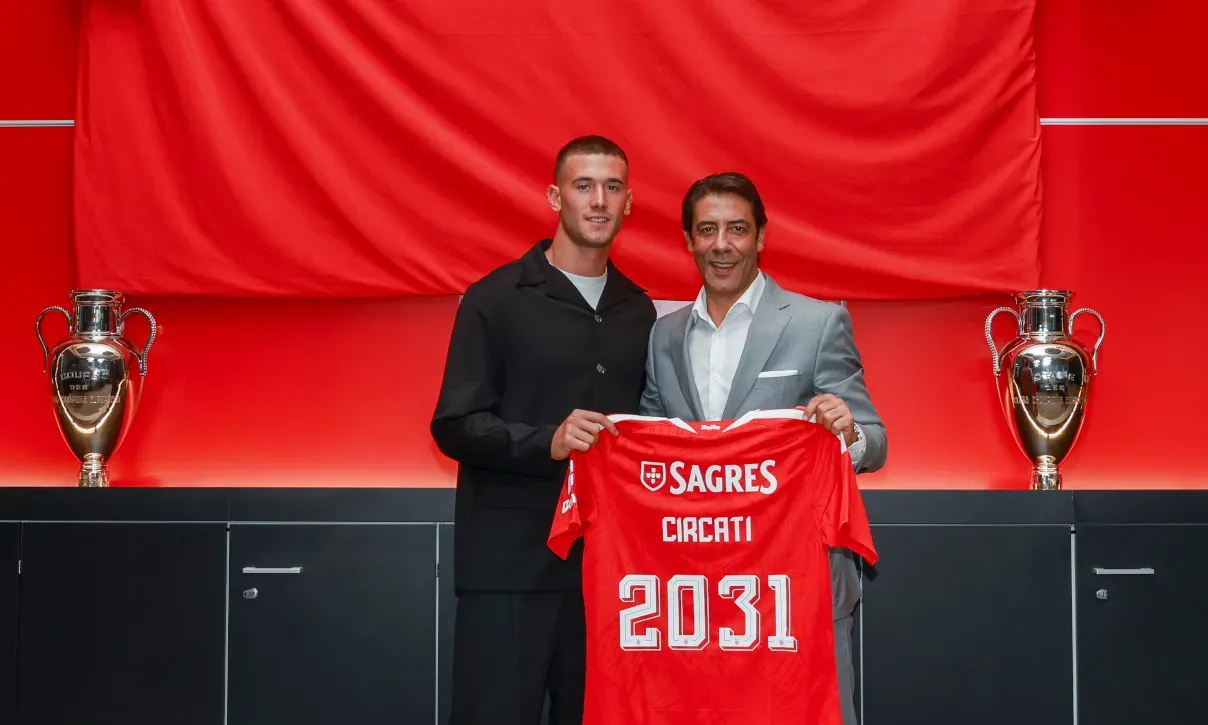 Oficial: Benfica confirma novo defesa-central!